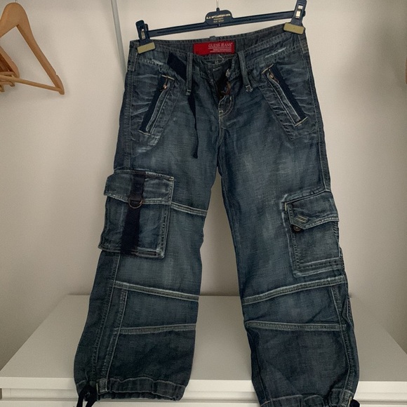 *Vintage Guess Cropped Jeans, Size 28, Cargo Pockets & Zippers - very cute on!! - Picture 7 of 7